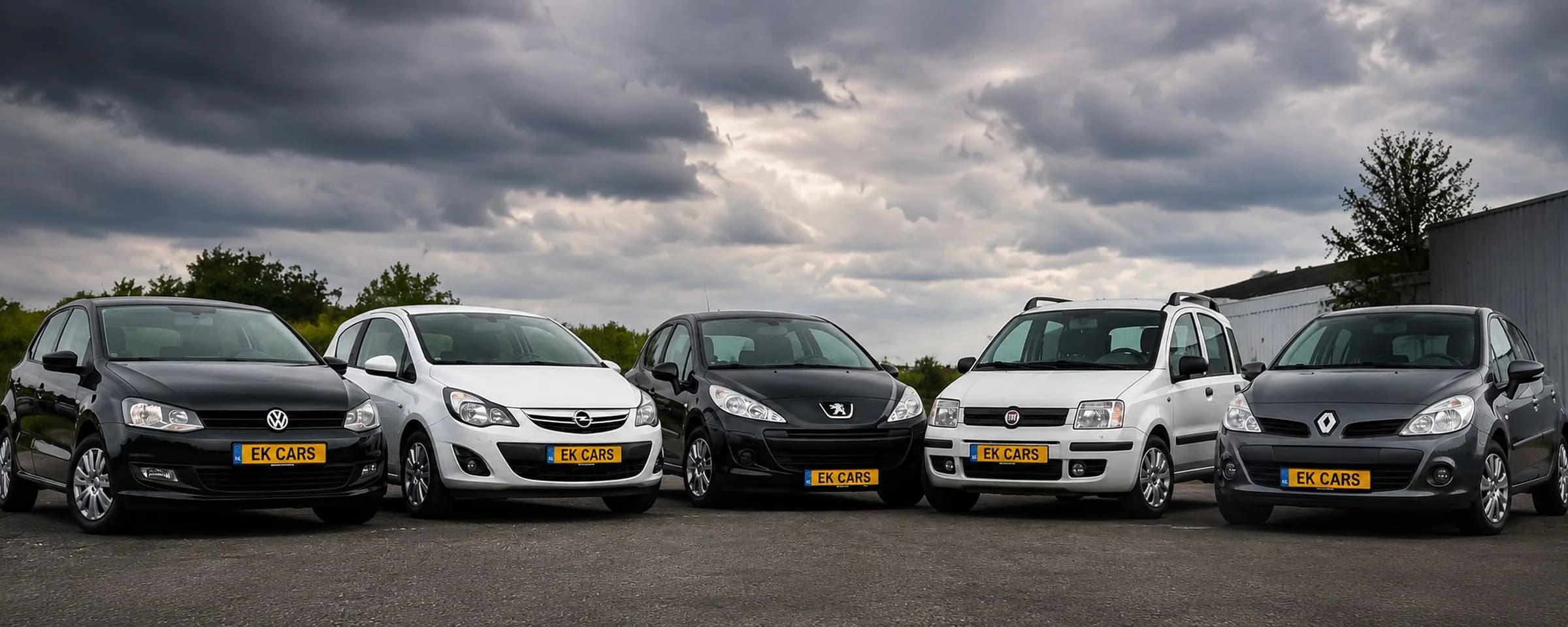 De EK Cars fleet: vijf occasions opgesteld onder een bewolkte hemel