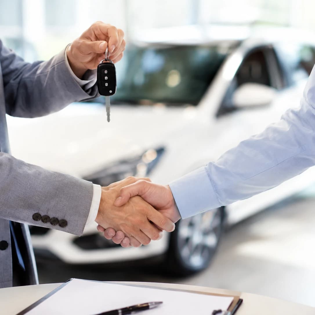 Sleuteloverdracht, handdruk tussen EK Cars verkoper en klant na succesvolle aankoop